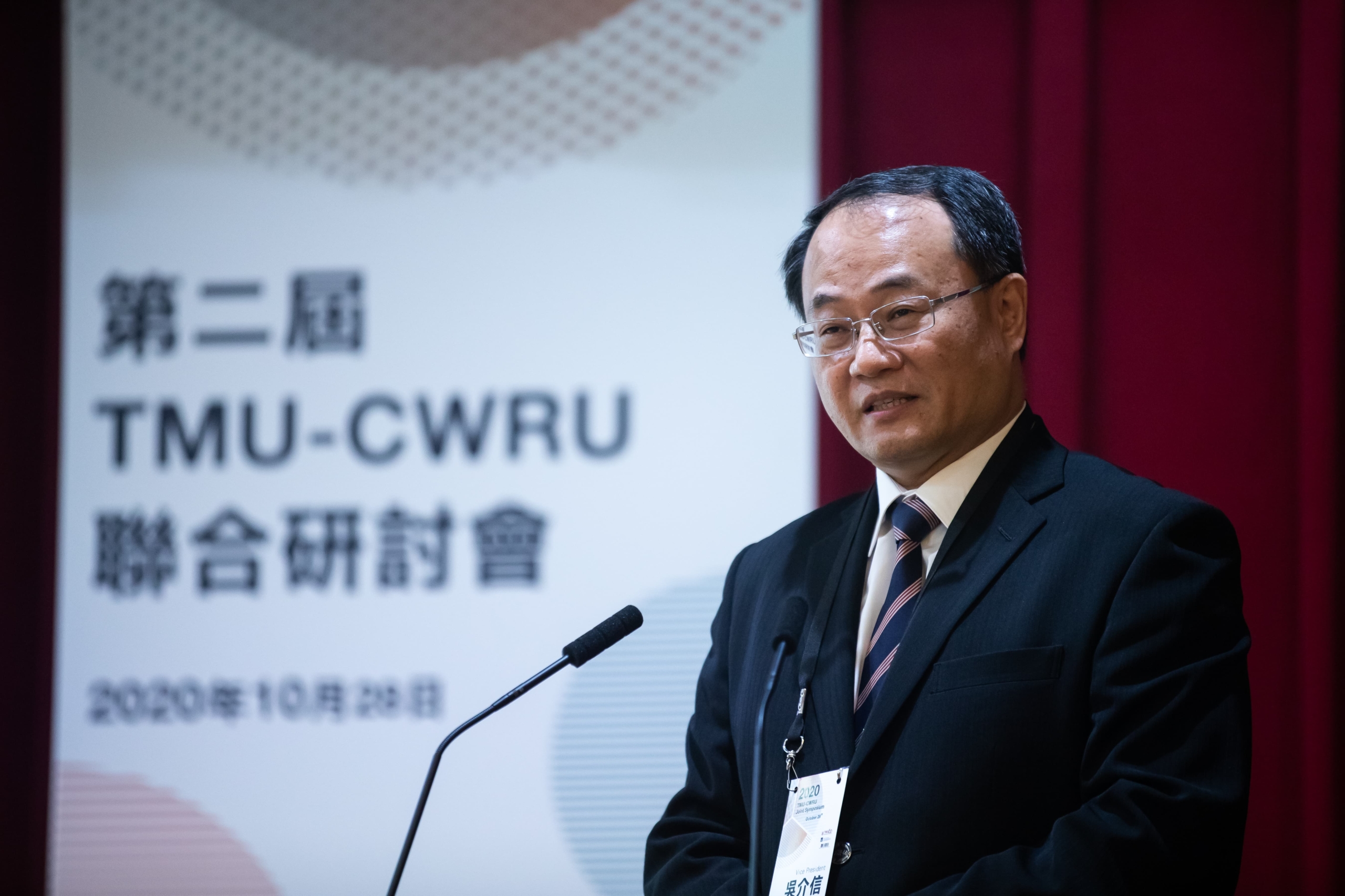 TMU Vice President Chieh-Hsi Wu delivers the opening remarks of the symposium